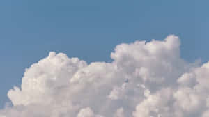 蓬鬆的白雲在明亮的藍天上漂浮。 — 美學天空 壁紙