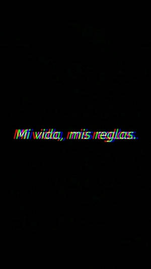 在黑色背景上顯示「Mi vida mis reglas」的故障彩色文字 — 暗色 壁紙
