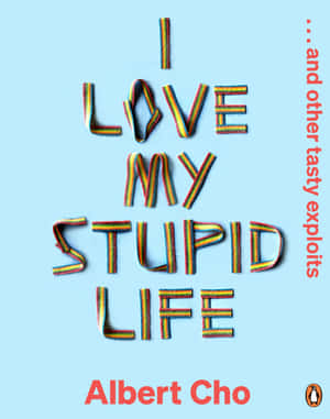 書籍封面，藍色背景上有多彩條紋字母拼出「I LOVE MY STUPID LIFE」。 — 奇妙人生 壁紙