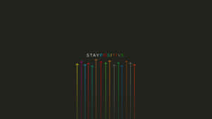 深色背景上帶有「STAY POSITIVE」文字的多彩向上箭頭 — 正向 壁紙