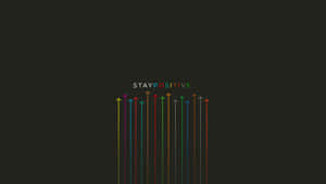深色背景上帶有 'STAY POSITIVE' 文字的多彩向上箭頭 — 動力 壁紙