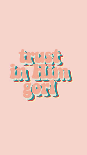 粉紅色背景上以大膽復古風格文字呈現的勵志短語「trust in Him gorl」 — 可愛 壁紙
