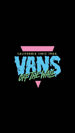 Vans Off The Wall標誌，帶有滴落的藍色文字和粉紅色形狀，背景為黑色。 — Vans 標誌 壁紙