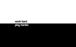 黑白極簡桌布，帶有勵志文字「work hard play harder」。 — 工作 壁紙