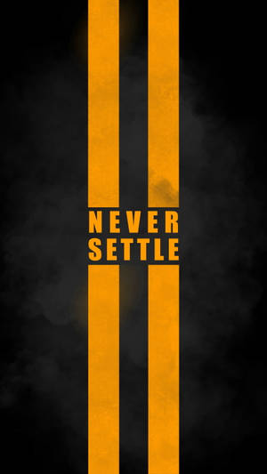 橙色條紋和文字 never settle 在煙霧般的黑色背景上。 — 一加 壁紙