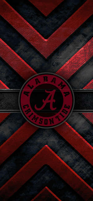 Alabama Crimson Tide 標誌在紅色和黑色人字形圖案背景上。 — Galaxy A07s 壁紙