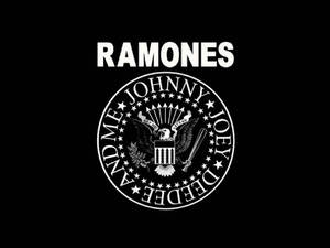 Ramones 樂隊標誌，帶有鷹和成員名字，白色在黑色上。 — 簡約 壁紙