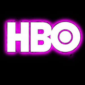 黑色背景上帶有紫色霓虹光的HBO標誌 — HBO 壁紙