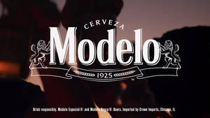 Modelo啤酒標誌，帶有獅子和1925年橫幅，背景為黑暗的日落。 — 品牌 壁紙
