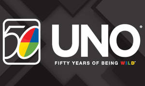 UNO 50週年紀念標誌，帶有色彩繽紛的徽章，置於深色背景上。 — 烏諾 壁紙
