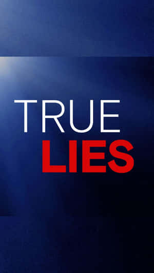 電影標題 True Lies 以白色和紅色文字顯示在藍色漸變背景上。 — 阿諾·史瓦辛格 壁紙