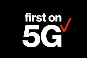 黑色背景上大膽的白色和紅色文字顯示為 first on 5G。 — 威訊 壁紙