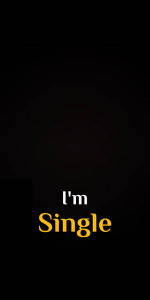 在黑色背景上以白色和黃色宣告「I'm Single」的文字桌布。