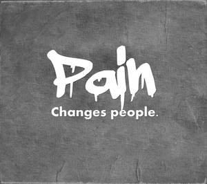 灰色布料上以塗鴉風格寫著「Pain Changes people」的文字引言。 — 痛苦語錄 壁紙