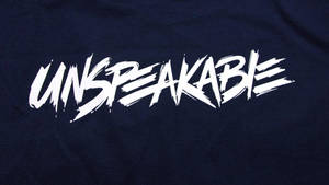 特寫「UNSPEAKABLE」以大膽白色塗鴉字體呈現在深藍色織物上。 — 藍色美學電腦 壁紙