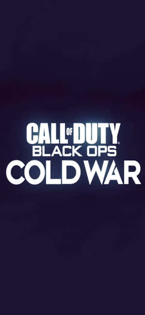 深紫色背景上的 Call of Duty Black Ops Cold War 遊戲標題標誌 — iPhone 15 Pro 壁紙