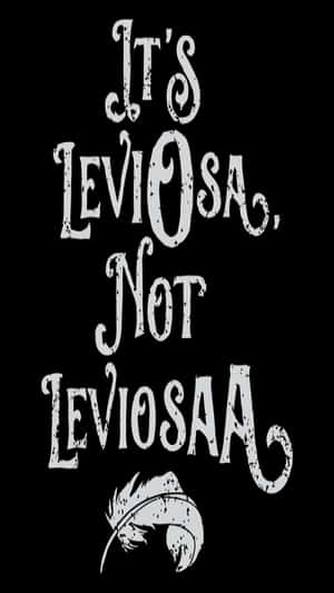 文字圖形寫著「It's LeviOSA, Not LEVIOSAA」，下方有一根羽毛。 — 魔法動圖 壁紙