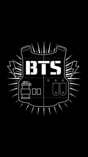 黑色背景上帶有 'BTS' 文字的戰術背心白色線條圖。 — 乾淨 壁紙