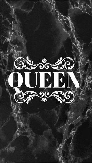 優雅的白色華麗文字在黑色大理石背景上顯示QUEEN。
