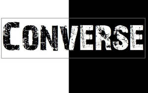 以粗體破損字體呈現的Converse標誌，分割在黑與白背景上。 — Converse 標誌 壁紙
