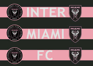 Inter Miami FC 標誌和球隊名稱在粉紅和黑色條紋背景上。 — 運動 壁紙