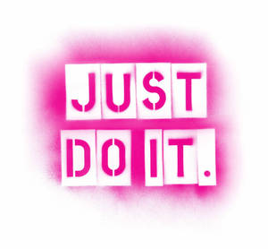 粉紅色噴漆勵志短語「JUST DO IT」，以白色模板呈現。 — 就去做吧 壁紙