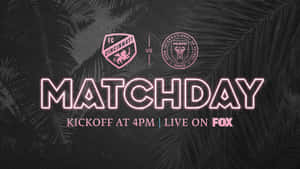 Matchday 足球活動圖形，在深色棕櫚葉背景上顯示球隊標誌和開球時間。 — 運動 壁紙