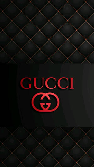 Gucci 標誌在黑色絎縫皮革背景上，帶有金色縫線。 — 悟空黑 iPhone 壁紙
