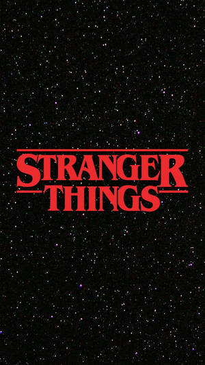 紅色Stranger Things標誌在星空夜空背景上。