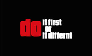 黑色背景上風格化的紅色和白色文字，寫著「do it first or it differnt」 — 風景 壁紙
