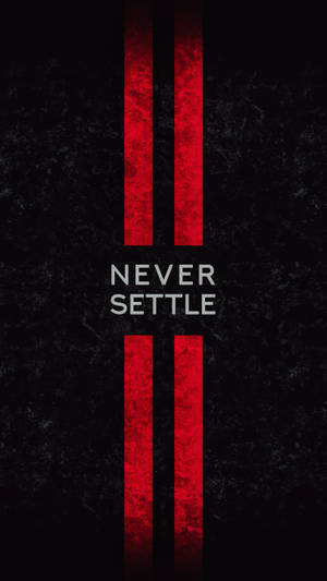 紅色條紋框住了「never settle」這段文字，背景為深色帶紋理。 — 永不妥協 壁紙