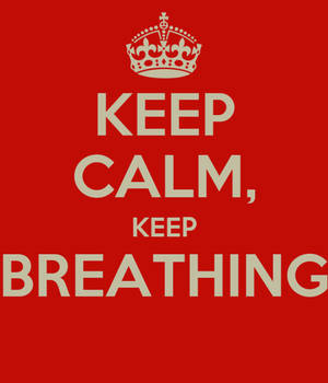 紅色海報，皇冠下方有奶油色文字 keep calm keep breathing。 — Galaxy Z Fold 壁紙