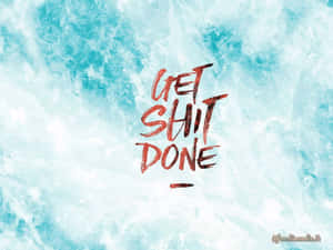 勵志短語 get shit done 以紅色書法字體呈現，背景為帶紋理的藍色水彩 — 簡約 壁紙