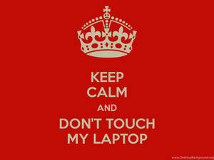 紅色背景上的白色皇冠和文字，寫著 keep calm and don't touch my laptop — 簡約 壁紙