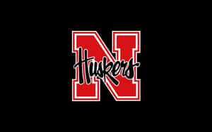 黑色背景上的紅黑 Huskers 標誌 — 酷炫足球 壁紙