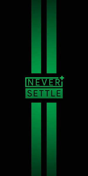 黑色背景上的綠色「NEVER SETTLE」標語和垂直條紋。 — 一加 壁紙