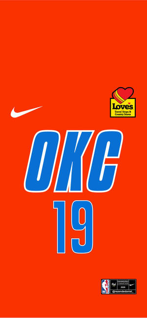 橙色背景，帶有藍色 OKC 19 文字以及 Nike 和 Loves 標誌。 — Pixel 8a 壁紙