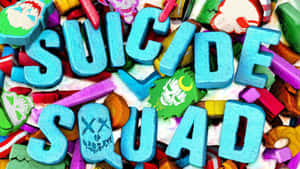 藍色3D Suicide Squad字母被色彩繽紛的浴球和肥皂包圍。 — 自殺突擊隊 壁紙