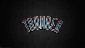 深色木質背景上的藍色和橙色 Thunder 標誌。 — 籃球 壁紙