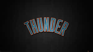 深色木背景上的藍色和橙色 Thunder 標誌 — 湖人隊標誌 壁紙