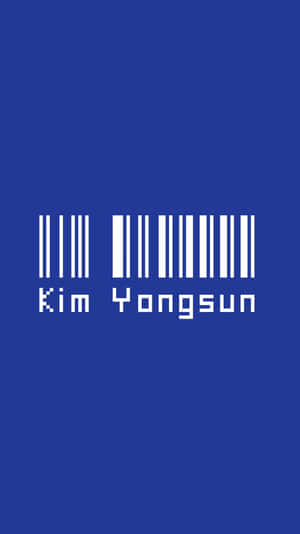 藍色背景配白色條碼及像素名字 Kim Yongsun。 — 乾淨 壁紙