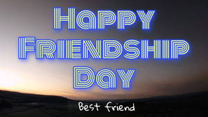霓虹燈牌寫著 'Happy Friendship Day' 在日落景觀之上。 — 友誼日 壁紙