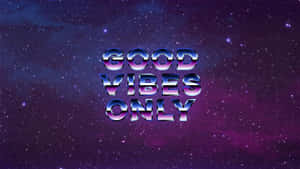 在宇宙紫色星系背景上，閃亮的3D字母拼出Good vibes only文字 — 太空 壁紙