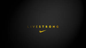 金色 Livestrong 標誌在深色紋理背景上