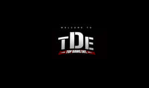 Top Dawg Entertainment 標誌，帶有銀色 TDE 字母和紅色橫幅，位於黑色背景上。 — 省電 壁紙