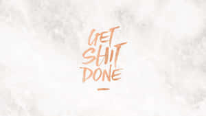 銅色畫筆字體的勵志語句 get shit done 在紋理白色背景上 — 粉紅色美學桌面 壁紙