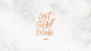 勵志語句 get shit done 以銅色畫筆字體寫在大理石紋背景上 — 玫瑰金 壁紙