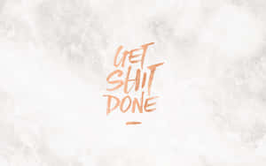 有紋理的白色背景上以銅色畫筆筆觸寫成的勵志語句 get shit done — 低對比 壁紙