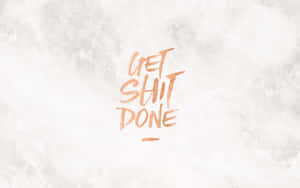 雲石紋背景上以銅色筆觸寫成的勵志語句 get shit done — 愛情語錄 GIF 壁紙