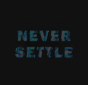 在黑色背景上發光的霓虹藍白文字「never settle」。 — 字體排印 壁紙